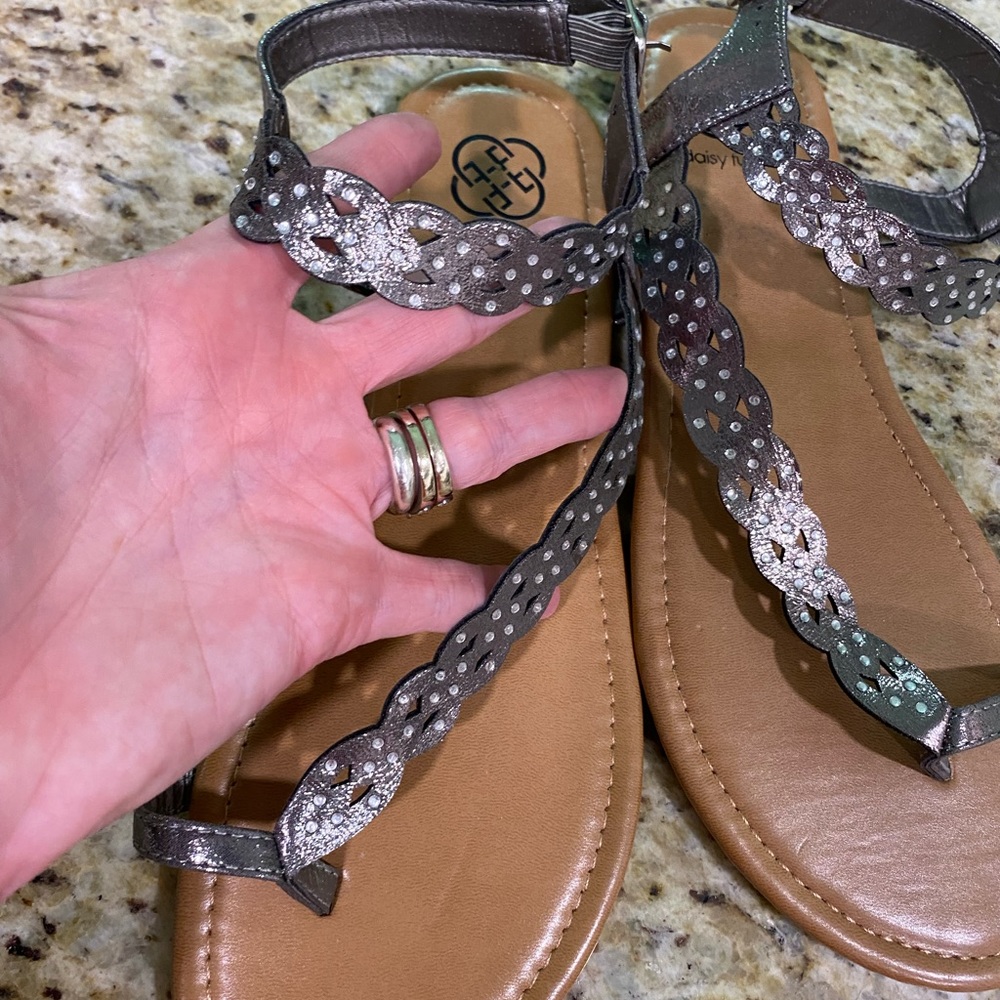 NWOB daisy fuentes Leather Pewter T Strap Sandals With Rhinestones 11 - Picture 2 of 5